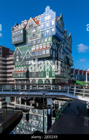 Das Stadtzentrum von Zaandam nordwestlich von Amsterdam, Niederlande. Postmoderne Gebäude werden neu gestaltet und als Fusion Architecture bezeichnet. Stockfoto