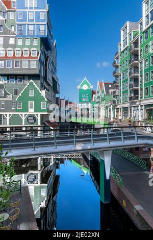 Das Stadtzentrum von Zaandam nordwestlich von Amsterdam, Niederlande. Postmoderne Gebäude werden neu gestaltet und als Fusion Architecture bezeichnet. Stockfoto