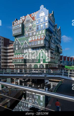 Das Stadtzentrum von Zaandam nordwestlich von Amsterdam, Niederlande. Postmoderne Gebäude werden neu gestaltet und als Fusion Architecture bezeichnet. Stockfoto