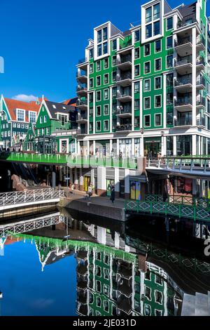 Das Stadtzentrum von Zaandam nordwestlich von Amsterdam, Niederlande. Postmoderne Gebäude werden neu gestaltet und als Fusion Architecture bezeichnet. Stockfoto