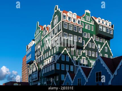 Das Stadtzentrum von Zaandam nordwestlich von Amsterdam, Niederlande. Postmoderne Gebäude werden neu gestaltet und als Fusion Architecture bezeichnet. Stockfoto