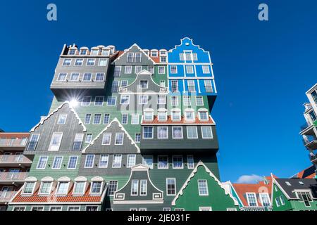 Das Stadtzentrum von Zaandam nordwestlich von Amsterdam, Niederlande. Postmoderne Gebäude werden neu gestaltet und als Fusion Architecture bezeichnet. Stockfoto