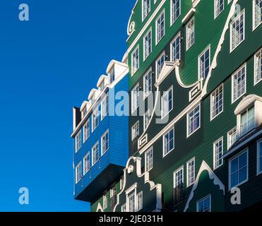 Das Stadtzentrum von Zaandam nordwestlich von Amsterdam, Niederlande. Postmoderne Gebäude werden neu gestaltet und als Fusion Architecture bezeichnet. Stockfoto