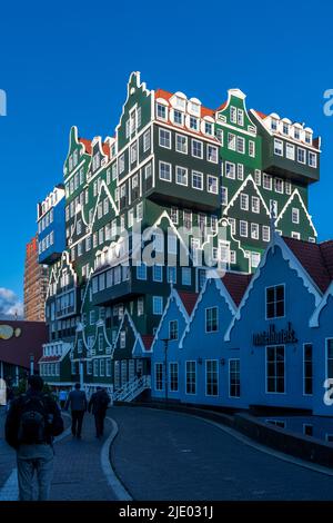 Das Stadtzentrum von Zaandam nordwestlich von Amsterdam, Niederlande. Postmoderne Gebäude werden neu gestaltet und als Fusion Architecture bezeichnet. Stockfoto