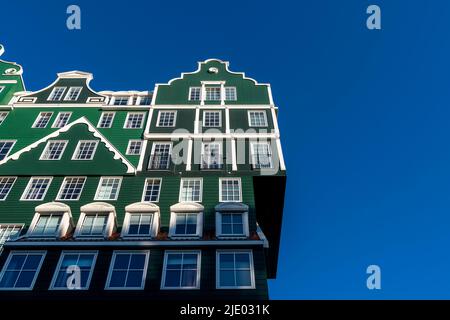 Das Stadtzentrum von Zaandam nordwestlich von Amsterdam, Niederlande. Postmoderne Gebäude werden neu gestaltet und als Fusion Architecture bezeichnet. Stockfoto