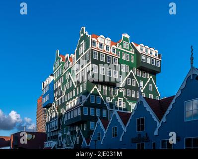 Das Stadtzentrum von Zaandam nordwestlich von Amsterdam, Niederlande. Postmoderne Gebäude werden neu gestaltet und als Fusion Architecture bezeichnet. Stockfoto