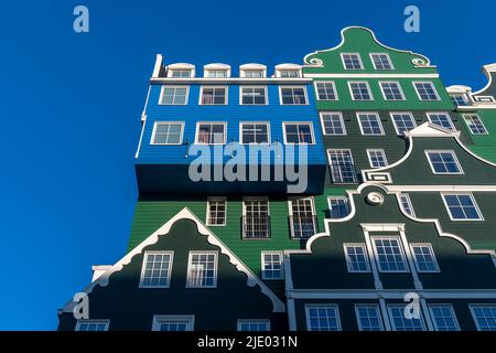 Das Stadtzentrum von Zaandam nordwestlich von Amsterdam, Niederlande. Postmoderne Gebäude werden neu gestaltet und als Fusion Architecture bezeichnet. Stockfoto