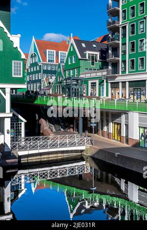 Das Stadtzentrum von Zaandam nordwestlich von Amsterdam, Niederlande. Postmoderne Gebäude werden neu gestaltet und als Fusion Architecture bezeichnet. Stockfoto