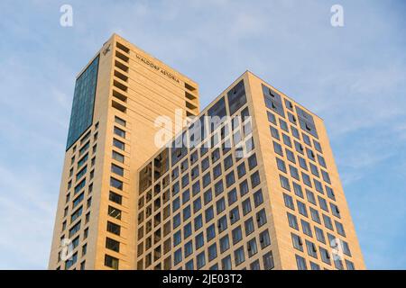 Berlin, Deutschland, Juni 2022, zur Veranschaulichung Editorial: Blick auf den Wolkenkratzer des Waldorf Astoria Hotels in Berlin Stockfoto