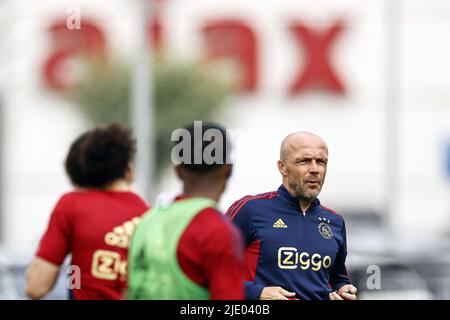 AMSTERDAM - Ajax-Trainer Alfred Schreuder während der ersten Trainingseinheit von Ajax Amsterdam im Sportkomplex De Toekomst am 24. Juni 2022 in Amsterdam, Niederlande. ANP MAURICE VAN STEEN Stockfoto