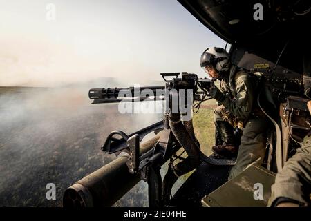 Salina, Kansas, USA. 17.. Juni 2022. Cpl. Monica Pomales, eine Crew-Chefin mit Marine Light Attack Helicopter Squadron (HMLA) 773 Detachment A, 4. Marine Aircraft Wing, aus Deerfield Beach, Florida, führt während des Trainings Gunslinger 22 in Smoky Hill Range, Kansas, am 17. Juni 2022 Live-Feuerschießübungen in einem UH-1Y Venom durch. Übung Gunslinger 22 ist eine gemeinsame Übung mit der Kansas Air National Guard und dem U.S. Marine Corps, die darauf ausgelegt ist, die Kontrolle über Flugzeuge zu erhöhen und die Ausbildung für potenzielle reale Eventualitäten zu verbessern. Quelle: U.S. Marine/ZUMA Press Wire Service/ZUMAPRESS.com/Alamy Live News Stockfoto