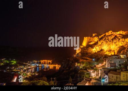 Atemberaubender Panoramablick über Chora, Kythira und das Schloss bei Nacht. Langzeitbelichtung HDR Fotografie auf Kythira Insel in Griechenland, Mediteranea Stockfoto
