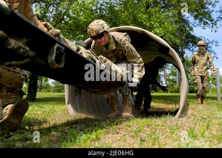 Usa. 13.. Juni 2022. Kampfmediziner mit dem Bataillon 2., dem Infanterie-Regiment 127. und dem Squadron 1., dem Kavallerieregiment 105., kamen zusammen, um während des jährlichen Trainings des Infanterie-Brigade-Kampfteams 32. am 12. Juni in Fort McCoy die Aufgaben und einen Wurfbeschallungskurs durchzuführen. Wis. Dieses Training war darauf ausgerichtet, Wissen und Fähigkeiten zu erwerben und gleichzeitig diese Soldaten zu ermutigen, während ihrer Karriere als Mediziner das Expert Field Medical Badge zu verfolgen. Kredit: U.S. Army/ZUMA Press Wire Service/ZUMAPRESS.com/Alamy Live Nachrichten Stockfoto