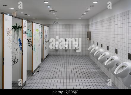 Öffentliche Männertoilette in einem Verwaltungsgebäude, Berlin, Deutschland Stockfoto