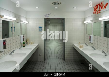 Öffentliche Männertoilette in einem Verwaltungsgebäude, Berlin, Deutschland Stockfoto