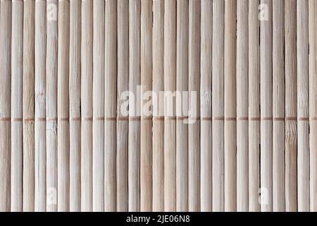 Horizontale Textur von Bambusstäben, vertikale Reihen Stockfoto