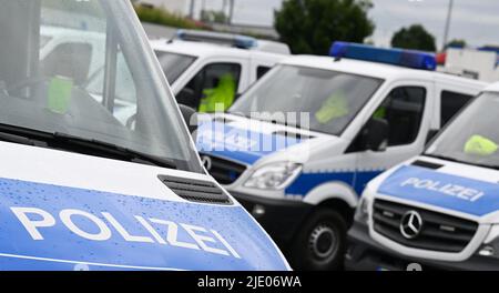 Garmisch Partenkirchen, Deutschland. 24.. Juni 2022. Die Autos der Polizeikräfte parken nebeneinander. Der Gipfel G7 ist für den 26. Und 28. Juni 2022 auf Schloss Elmau geplant. Quelle: Angelika Warmuth/dpa/Alamy Live News Stockfoto