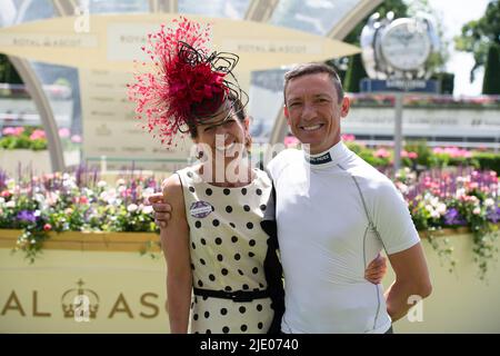 Ascot, Bergen, Großbritannien. 17.. Juni 2022. Liz Ampairee hat ein Foto mit Jockey Frankie Dettori im Royal Ascot. Quelle: Maureen McLean/Alamy Stockfoto