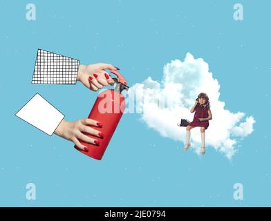 Collage zeitgenössischer Kunst. Konzeptuelles Image. Frauenhand mit Feuerlöscher macht Wolken für kleines Mädchen, spielendes Kind Stockfoto