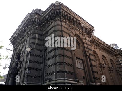 Kiew, Ukraine 16. Juni 2021: Fassade des Gebäudes des Schauspielhauses, das kunstvoll mit Säulen dekoriert ist, im Zentrum der Stadt Kiew Stockfoto