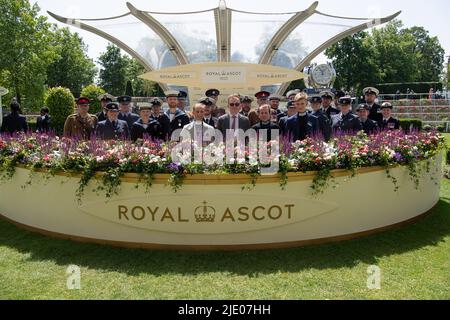 Ascot, Bergen, Großbritannien. 17.. Juni 2022. Mitglieder der Streitkräfte haben heute ein Foto auf dem Parade Ring am Royal Ascot gemacht. Quelle: Maureen McLean/Alamy Stockfoto