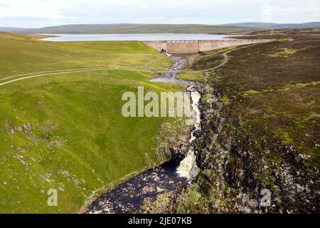 The River Tees and Cauldron Snout with Cow Green Reservoir Beyond, Upper Teesdale, County Durham, Großbritannien Stockfoto