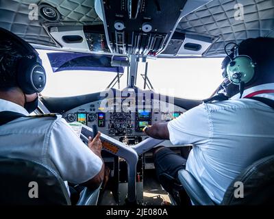 Piloten im Wasserflugzeug, De Havilland Canada DHC-6 300 Twin Otter, Male International Airport, Hulhule, Malediven Stockfoto