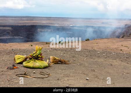 Angebot an die Vulkangöttin Pele, Uekahuna, Kilauea Caldera, Hawai'i Volcanoes National Park, Big Island, Hawaii, USA Stockfoto