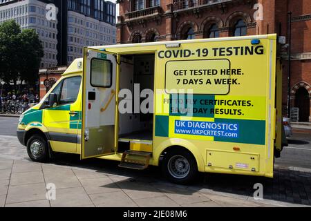 London, Großbritannien. 23.. Juni 2022. Ein Covid-Testwagen, der auch Ôfit bis flyÕ-Zertifikate anbietet, die außerhalb der Station LondonÕs Kings Cross geparkt sind. Kredit: Karl Black/Alamy Live Nachrichten Stockfoto