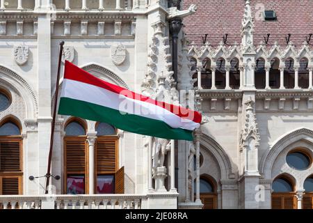 Ungarische Flagge winkt auf einem Balkon des ungarischen Parlamentsgebäudes in Budapest. Stockfoto