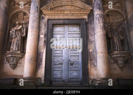 Eingangsportal Kirche Chiesa di San Benedetto, Castiglione di Sicilia, Sizilien, Italien Stockfoto