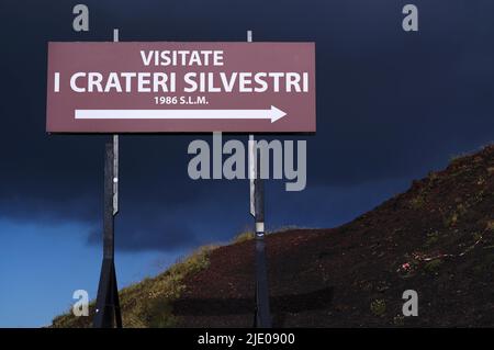 Schild, Wegweiser zum Krateri-Krater Silvestri, Vulkan Ätna, Sizilien, Italien Stockfoto