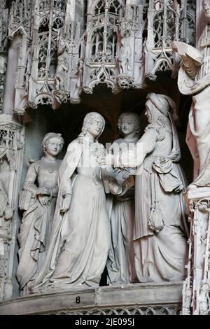 Steinskulpturen Szenen aus dem Leben Jesu und Mariens auf der Chorleinwand der Kathedrale Notre Dame von Chartres, Eure-et-Loir, Frankreich Stockfoto