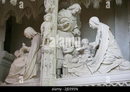 Steinskulpturen Szenen aus dem Leben Jesu und Mariens auf der Chorleinwand der Kathedrale Notre Dame von Chartres, Eure-et-Loir, Frankreich Stockfoto