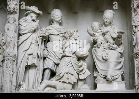 Steinskulpturen Szenen aus dem Leben Jesu und Mariens auf der Chorleinwand der Kathedrale Notre Dame von Chartres, Eure-et-Loir, Frankreich Stockfoto