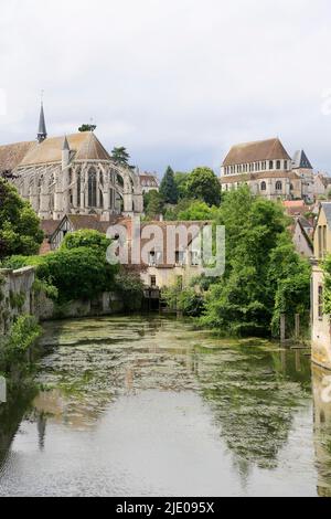 Fluss Eure und die Kirchen St. Pierre und St. Aignan, Chartres, Eure-et-Loir, Frankreich Stockfoto