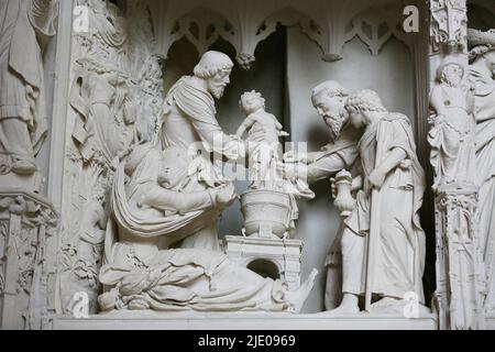 Steinskulpturen Szenen aus dem Leben Jesu und Mariens auf der Chorleinwand der Kathedrale Notre Dame von Chartres, Eure-et-Loir, Frankreich Stockfoto