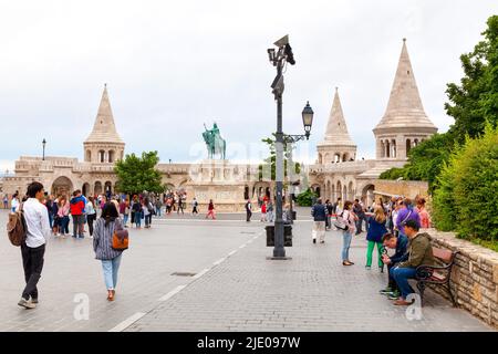 Budapest, Ungarn - Juni 22 2018: Die Fischerbastei und die St.-Stephans-Statue auf dem Burgberg in Budapest. Stockfoto