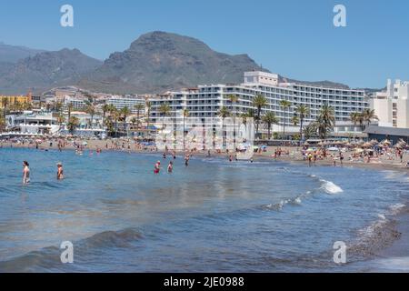 Playa de Troya, beliebter Strand mit vielen Touristen genießen die milden Wellen, das Sonnenbaden und die Nähe zu Hotels und anderen Einrichtungen, Teneriffa Stockfoto