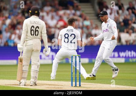 Der englische Matthew Potts (Mitte) feiert das Dickicht des neuseeländischen Tom Blundell (links) mit seinem Teamkollegen Jack Leach am zweiten Tag des dritten LV= Insurance Test Series Match im Emerald Headingley Stadium, Leeds. Bilddatum: Freitag, 24. Juni 2022. Stockfoto