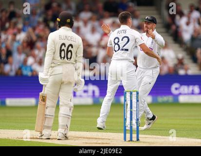 Der englische Matthew Potts (Mitte) feiert das Dickicht des neuseeländischen Tom Blundell (links) mit seinem Teamkollegen Jack Leach am zweiten Tag des dritten LV= Insurance Test Series Match im Emerald Headingley Stadium, Leeds. Bilddatum: Freitag, 24. Juni 2022. Stockfoto