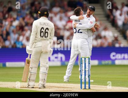 Der englische Matthew Potts (Mitte) feiert das Dickicht des neuseeländischen Tom Blundell (links) mit seinem Teamkollegen Jack Leach am zweiten Tag des dritten LV= Insurance Test Series Match im Emerald Headingley Stadium, Leeds. Bilddatum: Freitag, 24. Juni 2022. Stockfoto