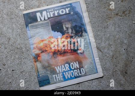 Der Daily Mirror berichtet über den Anschlag auf das World Trade Center im September 2001. Stockfoto