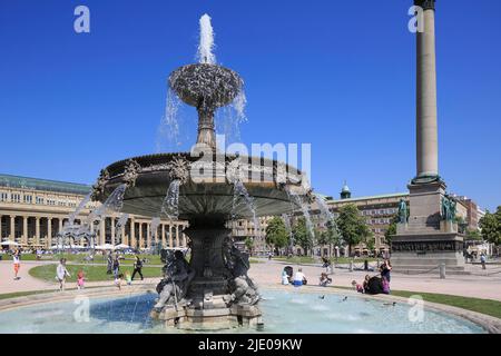 Schlossplatz mit Brunnen und Jubiläumssäule, Königsbau und Marquardtbau im Hintergrund, Landeshauptstadt Stuttgart, Baden-Württemberg, Deutschland Stockfoto