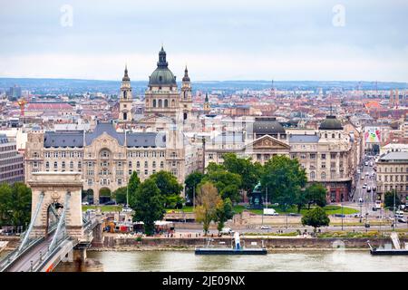 Budapest, Ungarn - 22 2018. Juni: Blick auf die Széchenyi Kettenbrücke, den Gresham Palast, das Innenministerium und die St.-Stephans-Basilika. Stockfoto