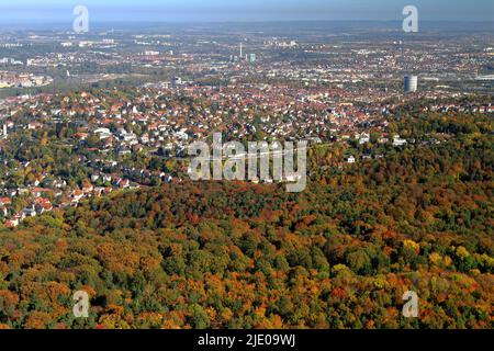 Blick im Herbst vom Stuttgarter Fernsehturm des Neckartals auf Bad Cannstatt, Landeshauptstadt Stuttgart, Baden-Württemberg, Deutschland Stockfoto