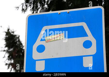 Bauvorhaben Stuttgart 21 oder Bahnprojekt Stuttgart-Ulm, Verkehrsschild Autostraße mit Aufkleber der Gegner von Stuttgart 21 Stockfoto