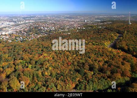 Blick im Herbst vom Stuttgarter Fernsehturm im Stuttgarter Ost- und Neckartal mit Bad Cannstatt, Telekommunikationsturm, Smog, Landeshauptstadt Stockfoto