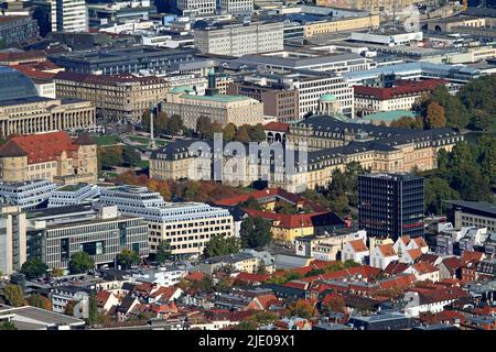 Blick im Herbst vom Stuttgarter Fernsehturm auf die Innenstadt mit Schlossplatz, Neues Schloss, Altes Schloss, Landeshauptstadt Stuttgart Stockfoto