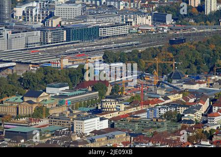 Blick im Herbst vom Stuttgarter Fernsehturm des Hauptbahnhofs, Baustelle Stuttgart 21, Landesgalerie, Staatstheater, Planetarium Stockfoto